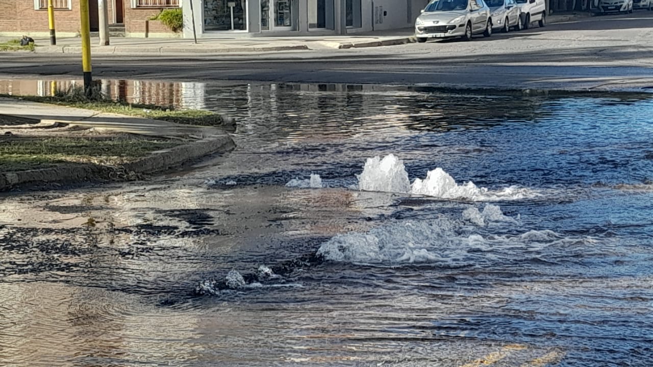 Video: se inundó uno de los accesos al Parque de Mayo