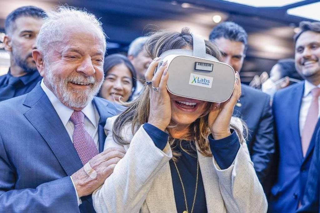 O presidente Lula ao lado da primeira-dama, Janja da Silva, que sorri ao usar um óculos de realidade virtual em unidade da Huawei, na China - Foto: Ricardo Stuckert/Presidente da República