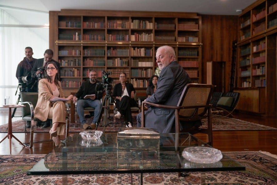 A jornalista Julia Duailibi entrevista o presidente Lula, em cena do documentário '8/1 — A democracia resiste'