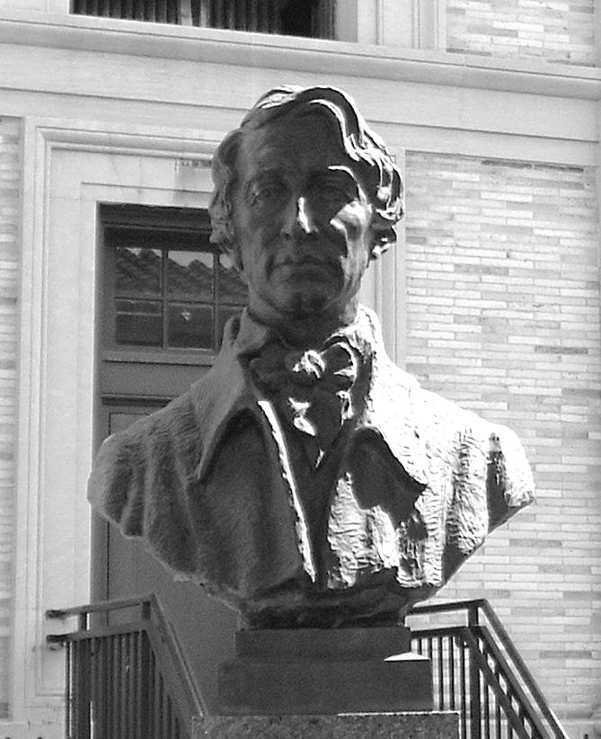 Le buste d'Henry David Thoreau au Bronx Community College.