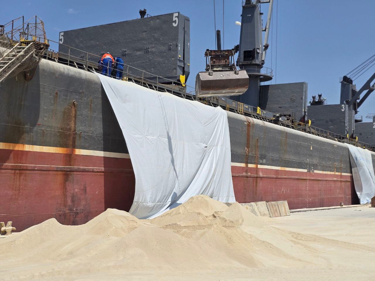 A large ship with sand on the side

AI-generated content may be incorrect.