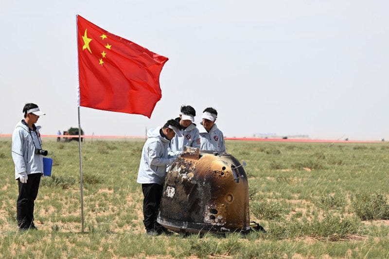 The return capsule of the Chang'e-6 probe lands in Siziwang Banner, north China's Inner Mongolia Autonomous Region, on Tuesday.The returner of the Chang'e-6 probe touched down on Earth on Tuesday, bringing back the world's first samples collected from the moon's far side. Photo by Lian Zhen/Xinhua/EPA-EFE/XINHUA