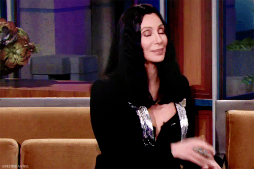 Cantora Cher fingindo cometer sua própria morte com as próprias mãos
