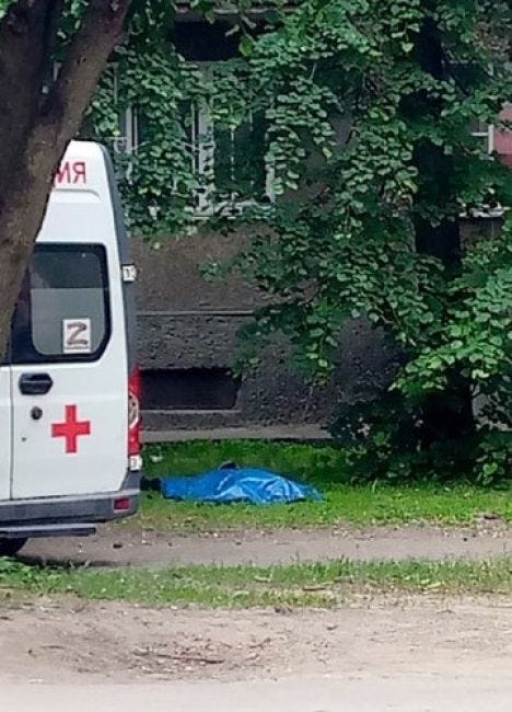 Немолодой мужчина скоропостижно скончался перед магазином в Липецке