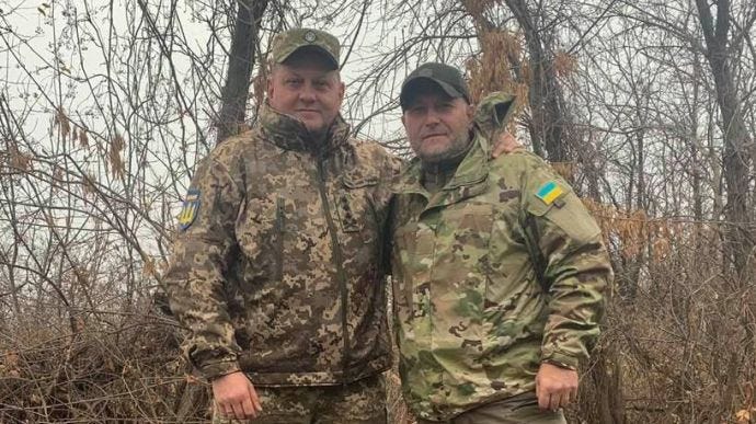 Dmytro Yarosh poses with Ukraine’s Commander-in-Chief of the Armed Forces / credit: The Grayzone