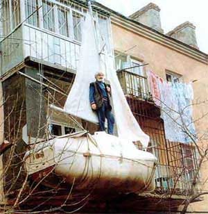 Said boat appesa al balcone