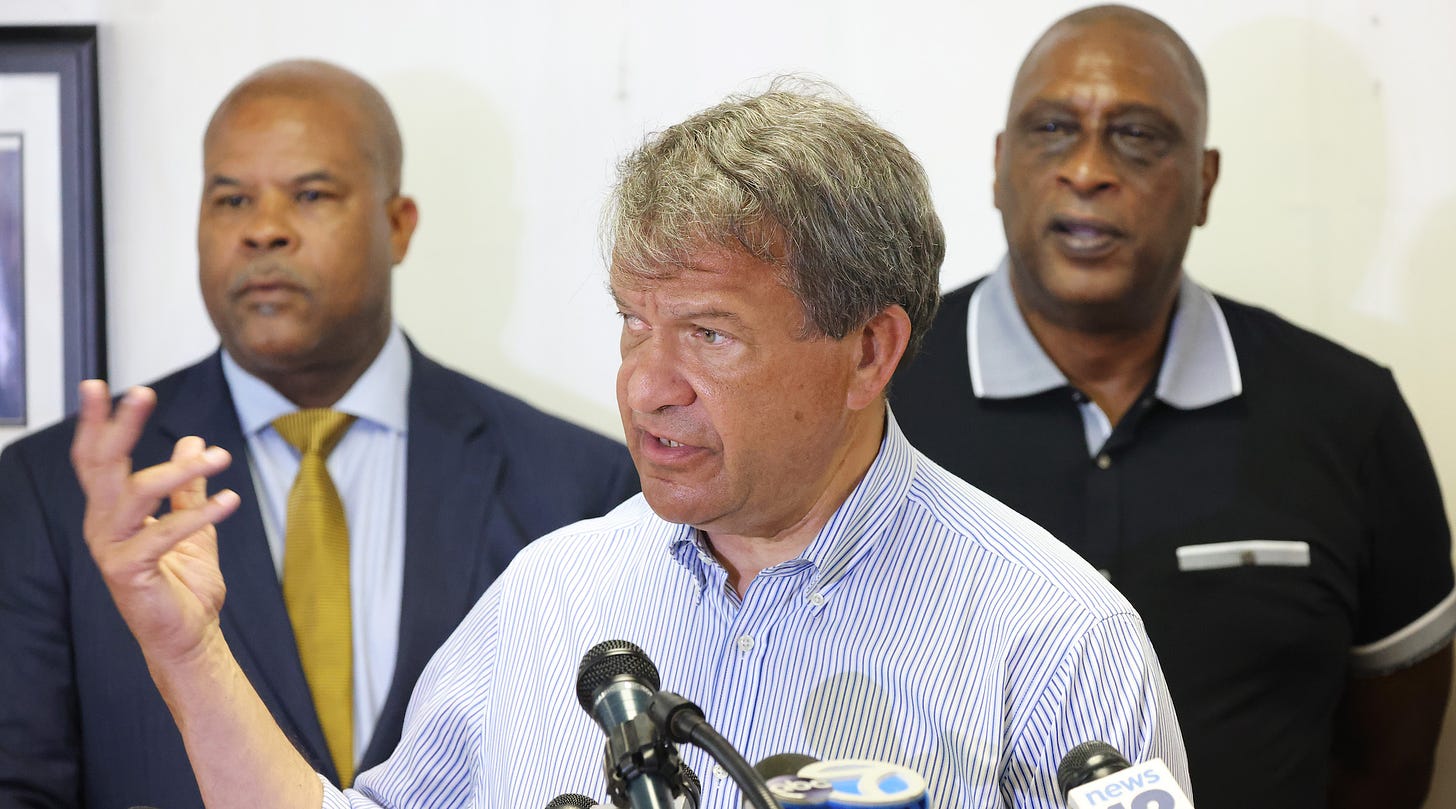 George Latimer fala durante uma conferência de imprensa na sede democrata de Mount Vernon em 24 de junho de 2024. (Michael M. Santiago/Getty Images)