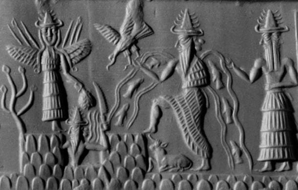Detalle del sello Adda. (2300 a.C) Las figuras se pueden identificar como dioses por sus sombreros puntiagudos con múltiples cuernos.La figura con chorros de agua y peces que fluyen de sus hombros es Ea (sumerio Enki), dios de las aguas subterráneas y de la sabiduría. Detrás de él se encuentra Usimu, su visir de dos caras (primer ministro). En el centro de la escena está el dios del sol, Shamash (sumerio Utu), con rayos saliendo de sus hombros. Se abre camino a través de las montañas para levantarse al amanecer. A su izquierda hay una diosa alada, Ishtar (sumeria Inanna). Las armas que se levantan de sus hombros simbolizan sus características guerreras. (Museo Británico) (Dominio público)