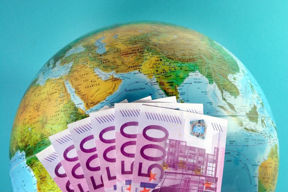Globus mit Geldscheinen
