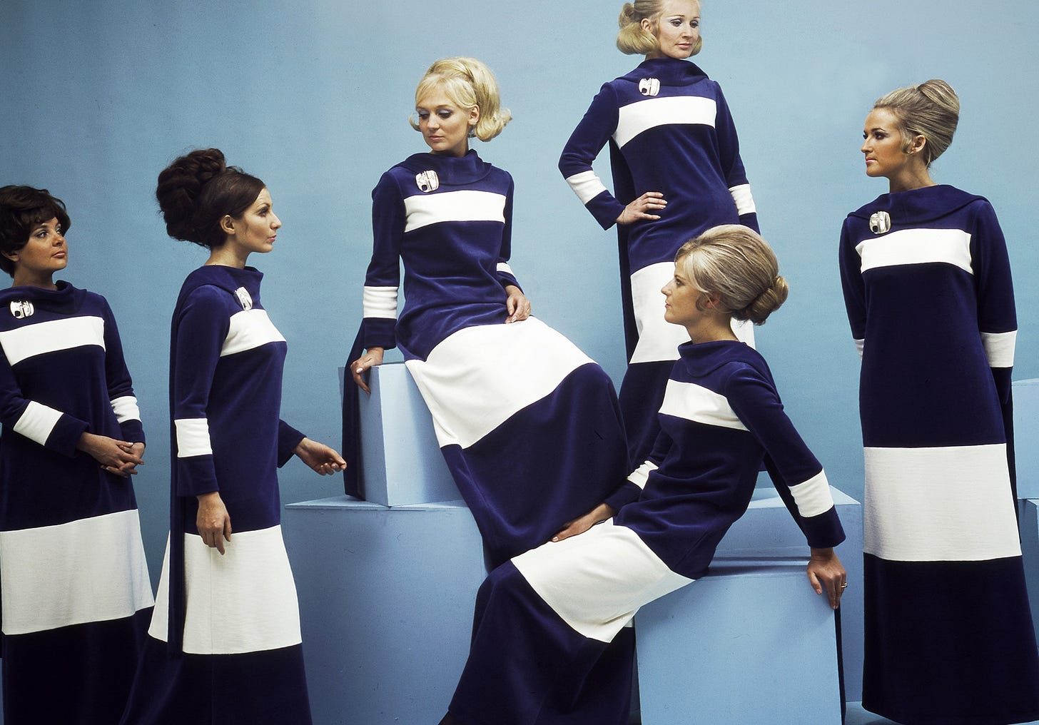 Stewardessen von FinnAir posieren für ein Werbefoto, auf dem sie ihre neuen Uniformen präsentieren - 1969.