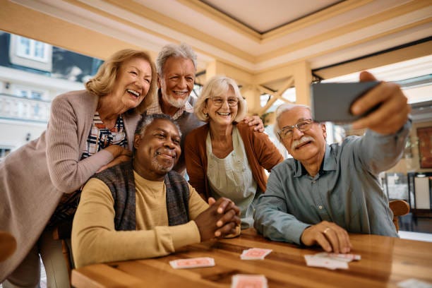 2 995 700+ Seniors Photos, taleaux et images libre de droits - iStock |  Seniors dynamiques, Famille, Seniors heureux