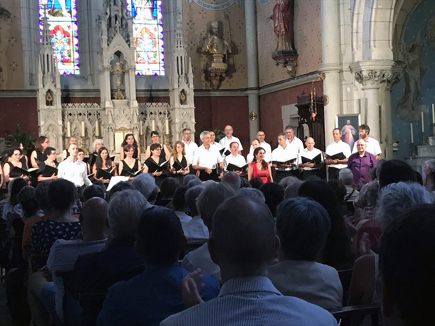 L’ensemble vocal l’Unité, les solistes Sonia Menem (soprano), Fabrice Benhamou (piano), le chef Christian Nadalet en scène dans l’église de Masseube, festival Musiques en Astarac 2023.