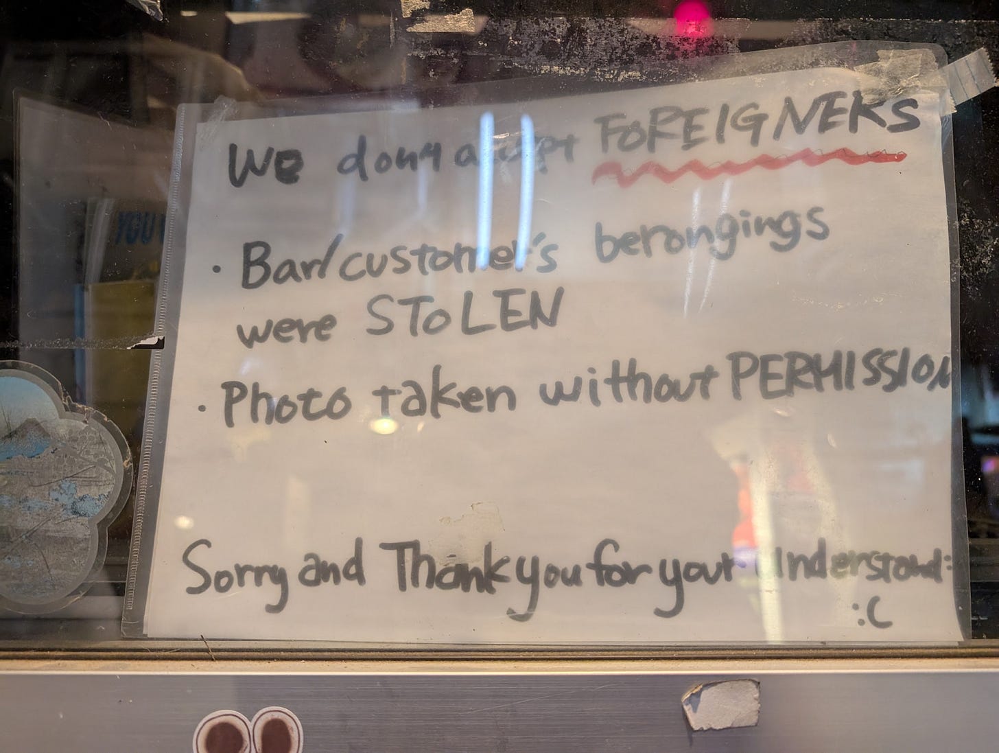 Un cartello comune che dichiara gentilmente che "gli stranieri non sono ammessi" a Golden Gai, il famoso vicolo dei bar di Tokyo.