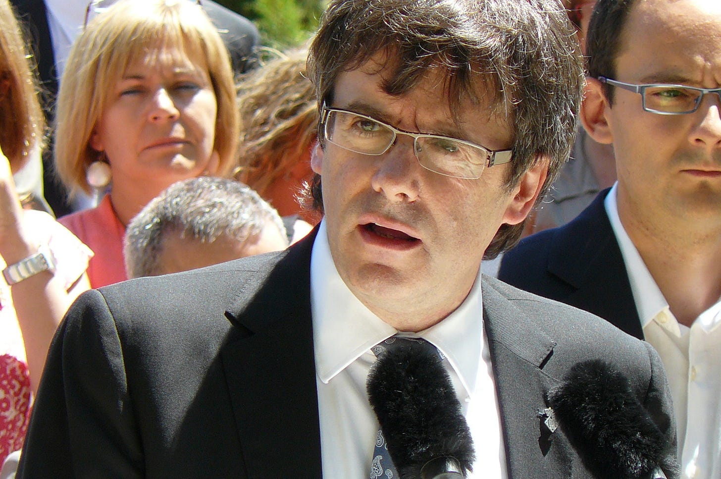 File:Puigdemont acompanyat de càrrecs electes de CiU (7589801136).jpg -  Wikimedia Commons