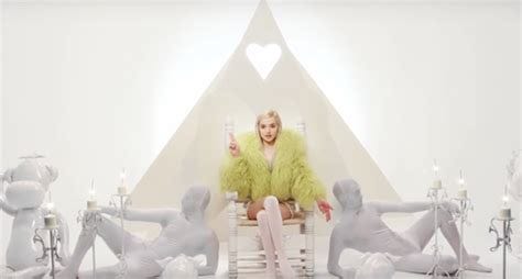 That Poppy: La Estrella de YouTube Bajo Control Mental Illuminati ...