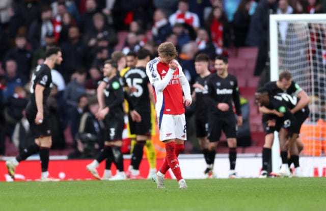 West Ham upset ends Arsenal's unbeaten run and dents title challenge -  Yahoo Sports