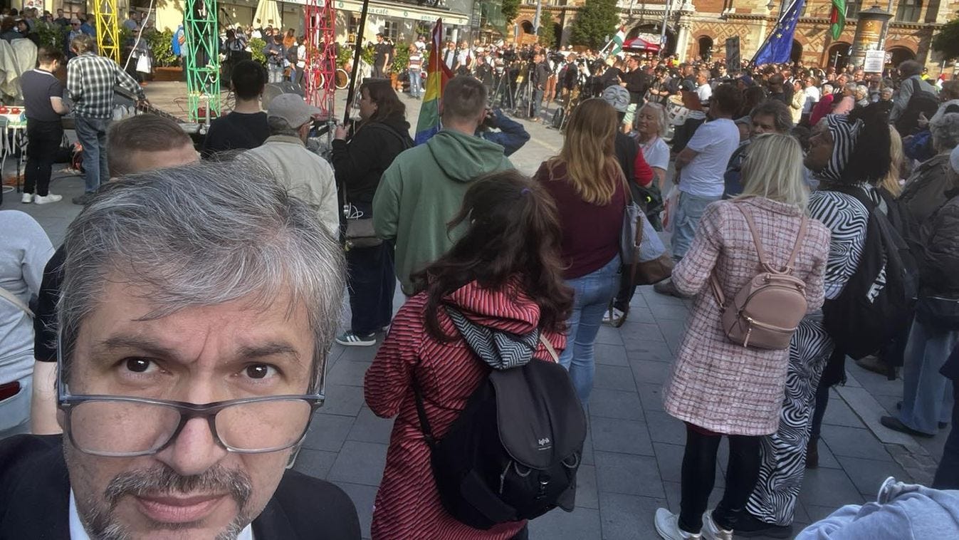 Csak nem jön össze: Hadházy Ákos az Erzsébet híd helyett már csak a Fővám tér egy részét tudta „elfoglalni” Csak nem jön össze: Hadházy Ákos az Erzsébet híd helyett már csak a Fővám tér egy részét tudta „elfoglalni”
