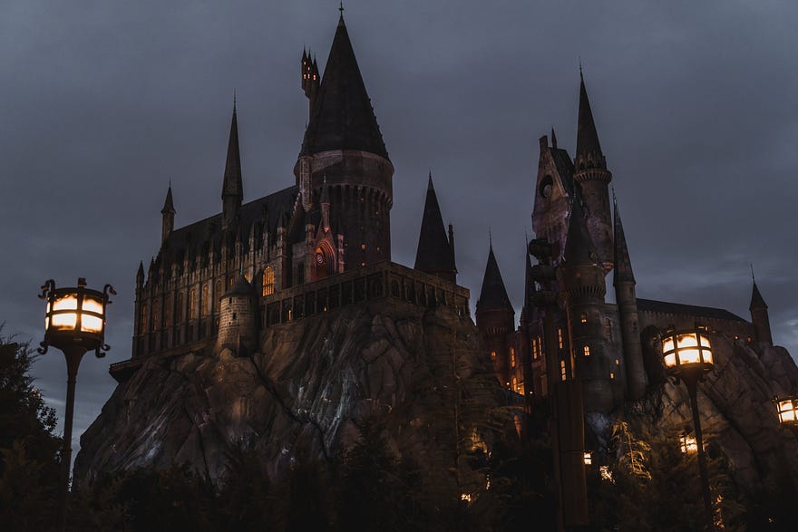 Image of the Hogwarts castle from the Harry Potter franchise