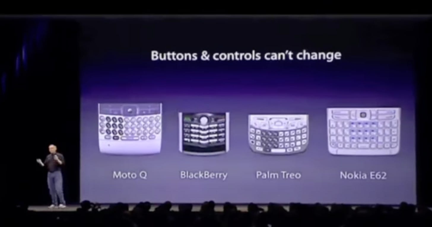 Momento de la presentación del iPhone en el que se muestran los teclados de los teléfonos existentes. "Buttons & Controls can't change"