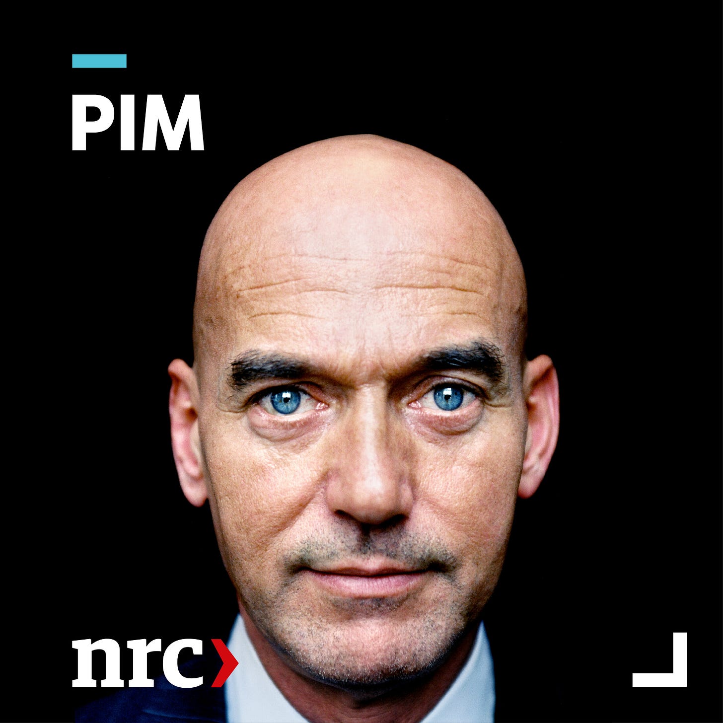 Artwork van Pim, de podcast van NRC. Je ziet de bekende foto van het kale hoofd van Pim met zijn blonde ogen met zwarte achtergrond. Het logo van NRC staat linksonder, de titel PIM in witte hoofdletters rechtsboven