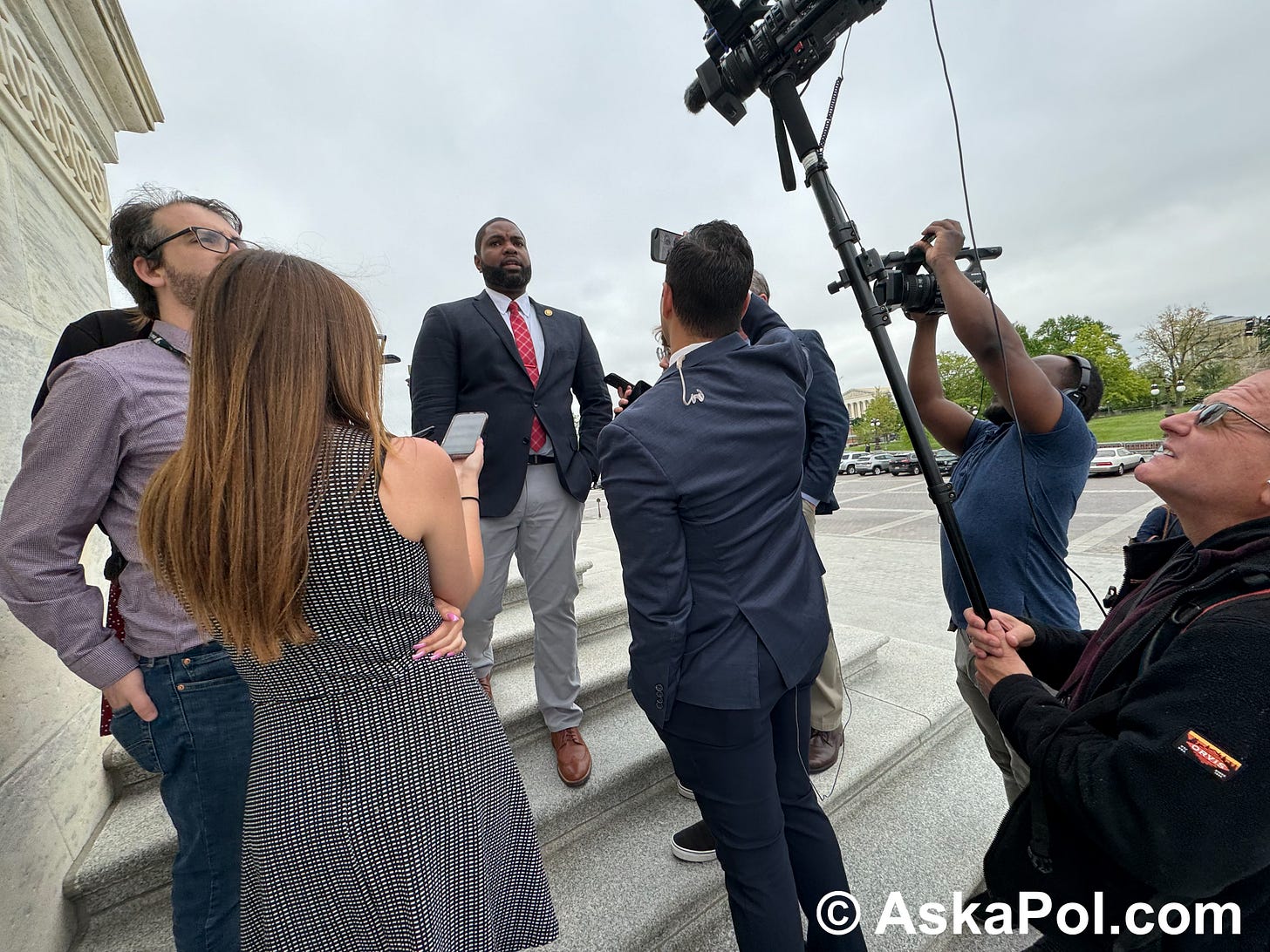 Rep. Byron Donalds speaks with congressional press corps on US Capitol steps. Photo: Matt Laslo © AskaPoldrugs.com 
