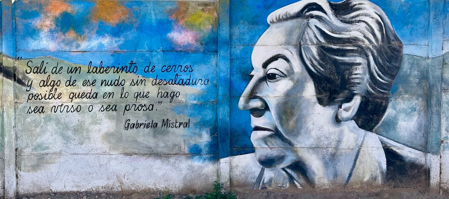 Mural con el rostro de Gabriela Mistral y la poesía: salí de un laberinto de cerros/y algo de ese nudo sin desatadura/posible queda en lo que hago/sea verso o sea prosa. Foto propia. 