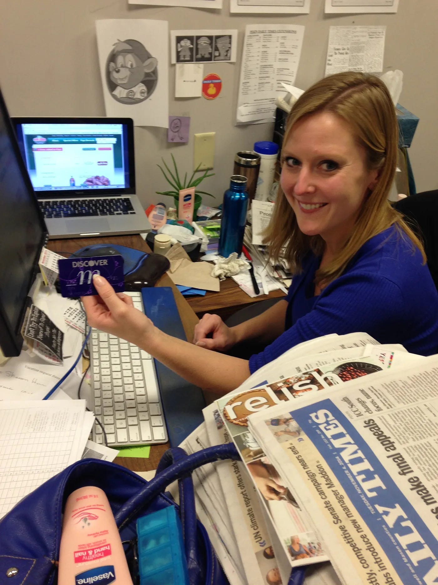 A woman holds a credit card in a newsroom on election night. Photo by Michelle Teheux