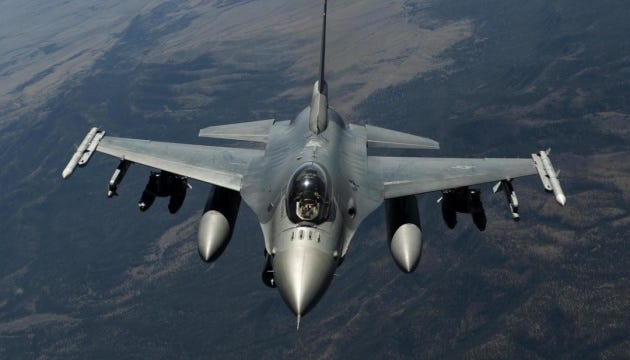 Перша група українських пілотів завершила навчання у США на F-16