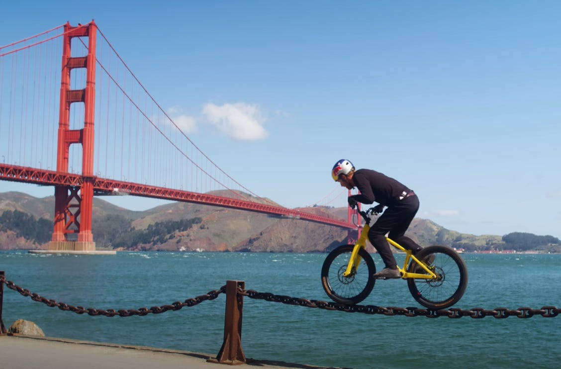 Cycliste avec le pont rouge de san francisco à l'arriere plan