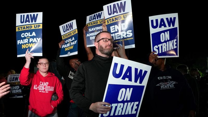 UAW talks: Deadline to reach contract negotiations passes, union workers  strike against all Big Three automakers | CNN Business