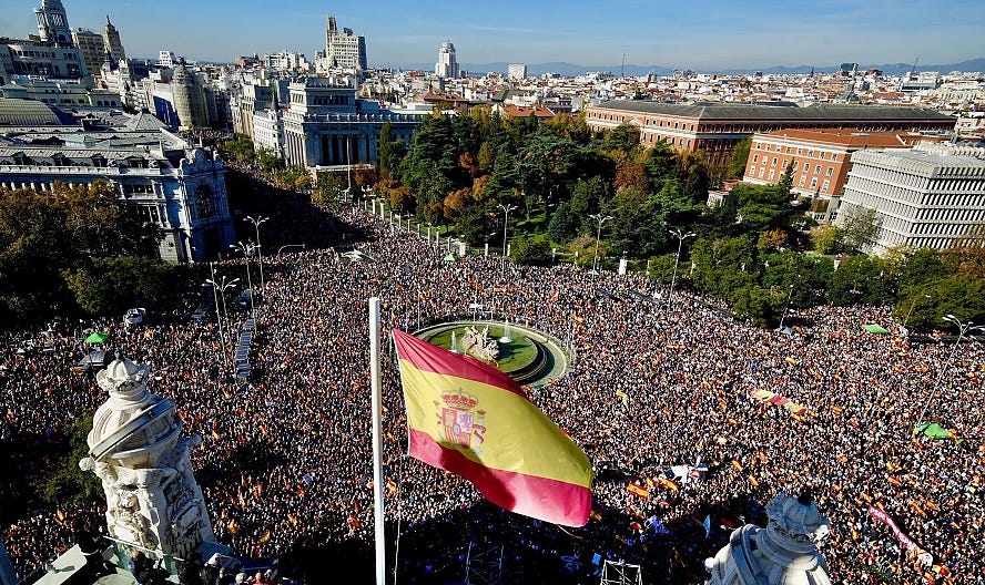 Spanyolország meleg!  170 000 tüntető vonult fel Madridban Pedro Sanchez miniszterelnök ellen.  Tucker Carlson: "Erős kapcsolat van Soros György és a spanyol kormány között" - VIDEÓ