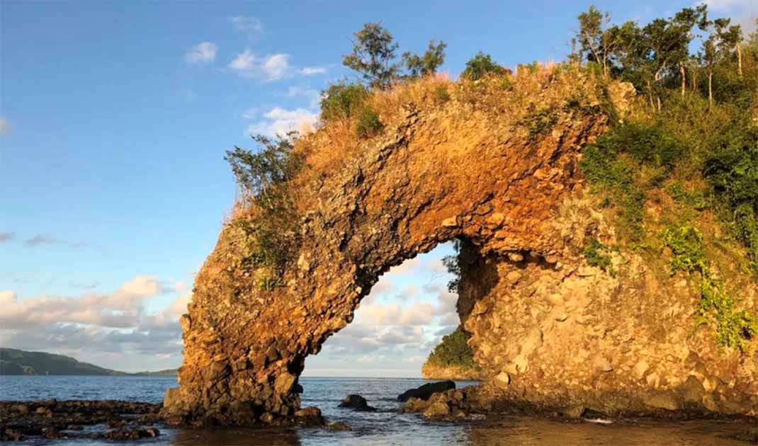 La tradición oral de Fiji registra que este agujero se hizo cuando un dios arrojó una lanza al otro, en la costa norte del este de Kadavu. Fuente: Suministrado por el autor/The Conversation
