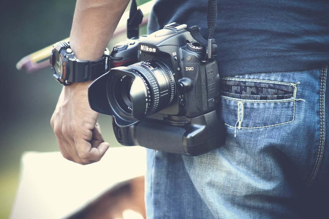 Ücretsiz Siyah Nikon Dslr Kameralı Adamın Seçmeli Odaklı Fotoğrafçılığı Stok Fotoğraflar