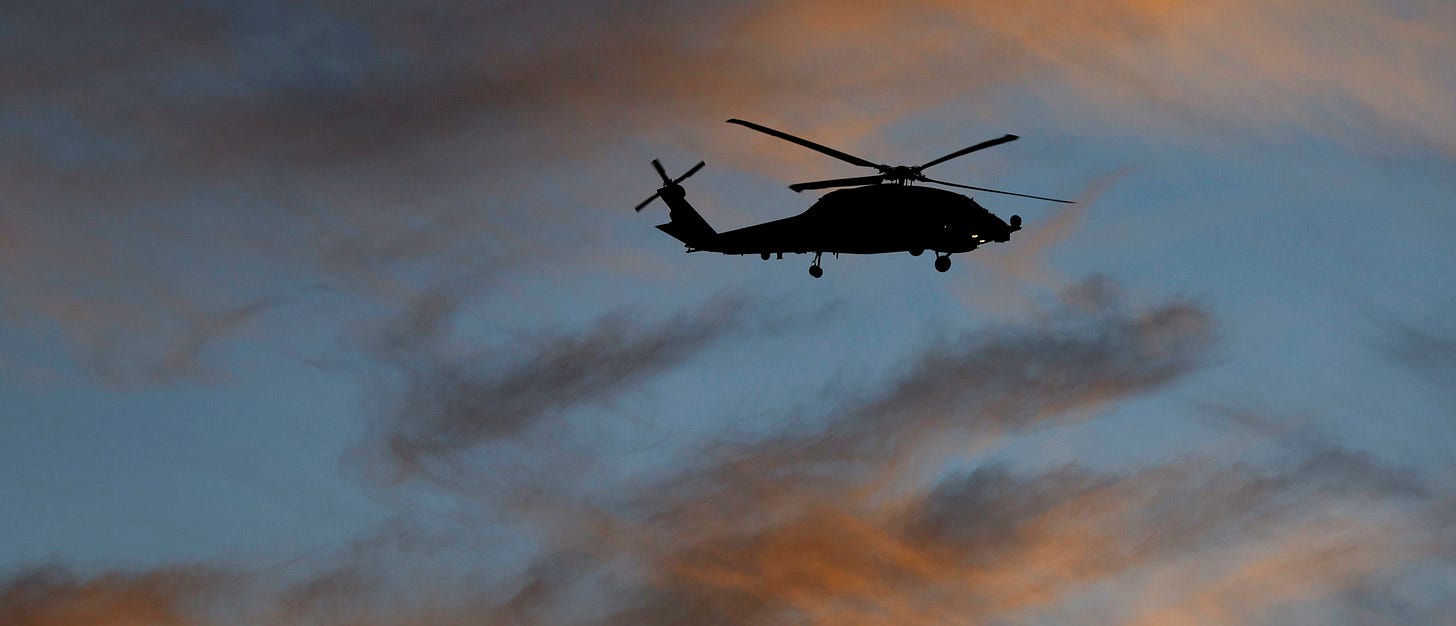 Um helicóptero Sikorsky MH-60 Seahawk da Marinha dos Estados Unidos voa sobre o Oceano Pacífico ao pôr do sol em 14 de novembro de 2023 em San Diego, Califórnia. (Foto de Kevin Carter/Getty Images)