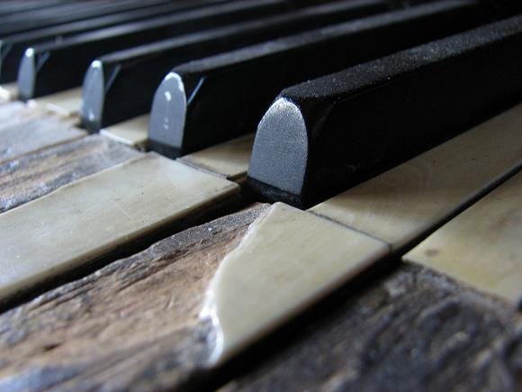 Piano with broken key - Hryck (Flickr).