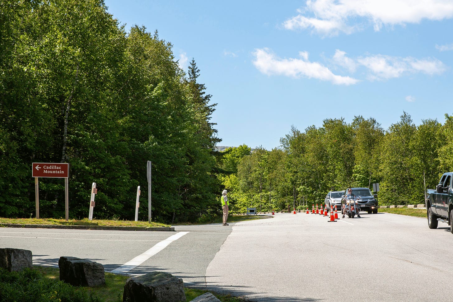 Cars preparing to turn onto the Cadillac summit road