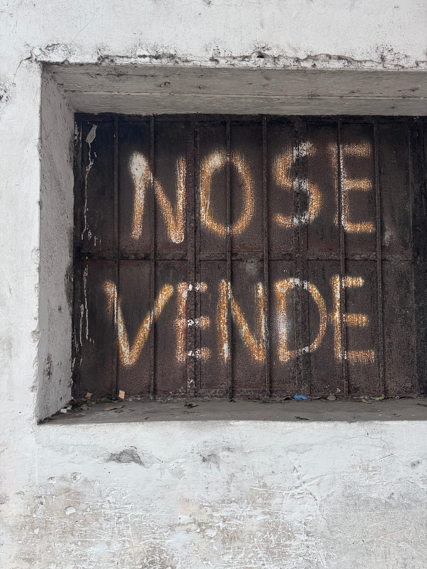 Shuttered windows with "no se vende" spray painted on them