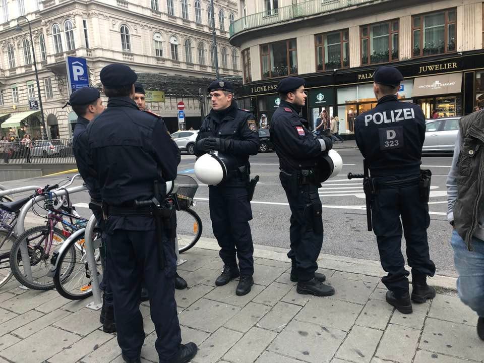 May be an image of 6 people and text that says 'Hit P JUWELIER JUWE IL POLIZEI D'