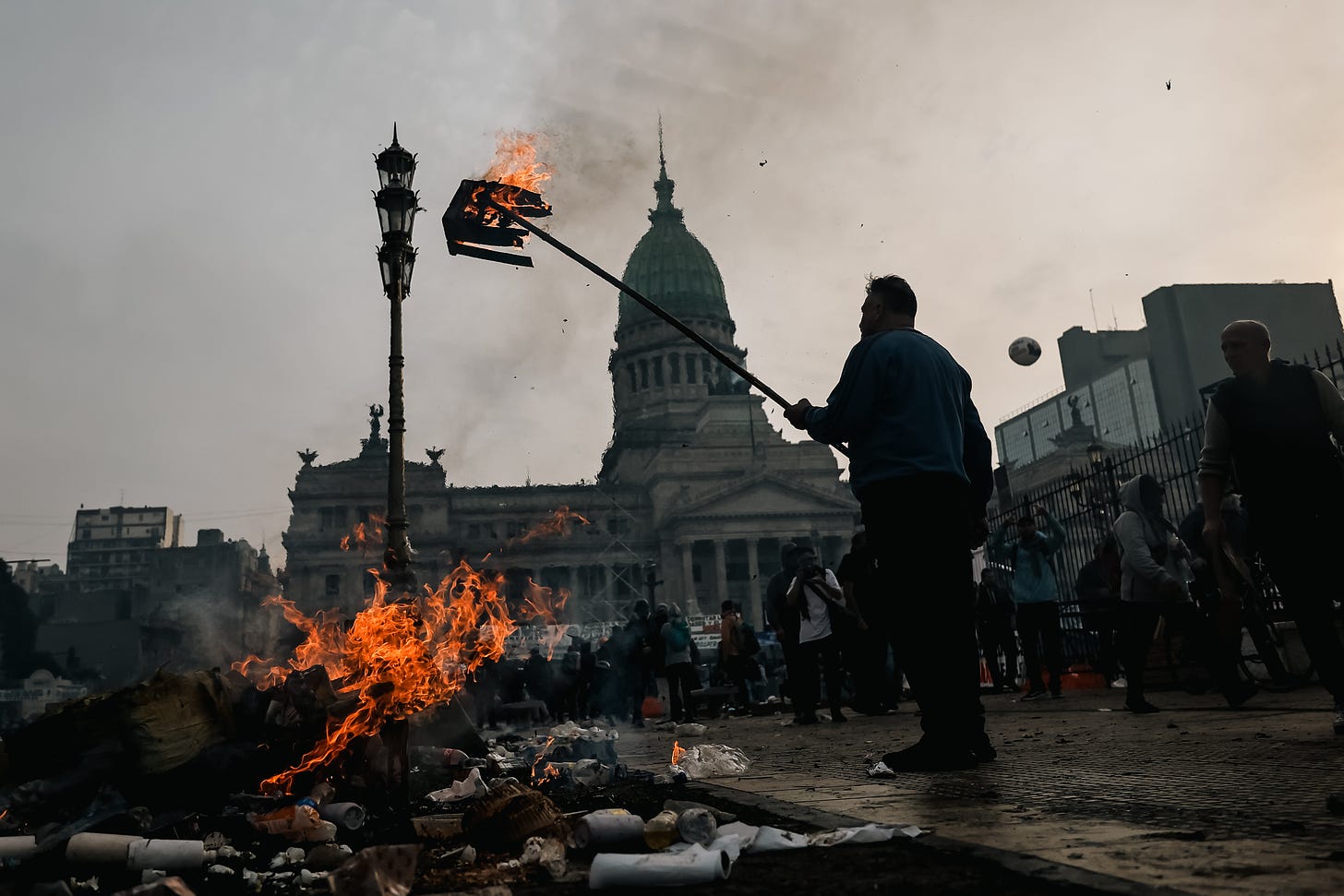 Ley Bases: Bombas incendiarias, gas pimienta y piedras: graves incidentes  en la protesta contra la ley de desguace del Estado de Milei | EL PAÍS  Argentina