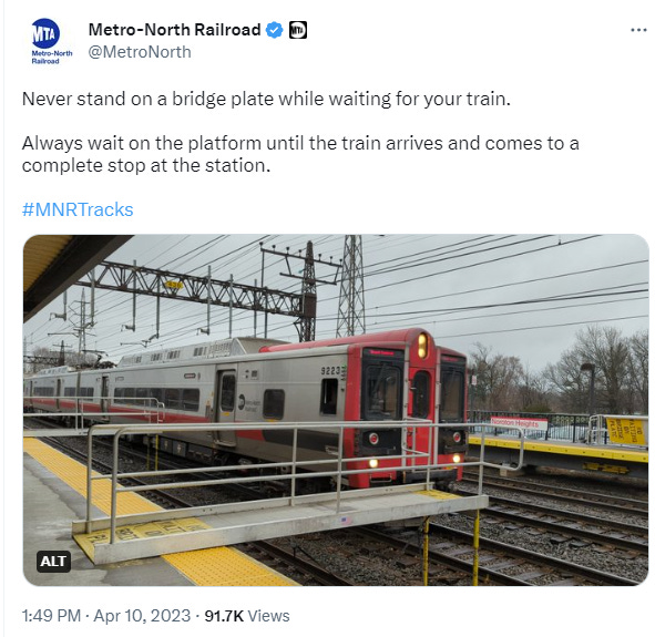 Una imagen de un tuit con un tren parado en un andén con puentes conectando a él