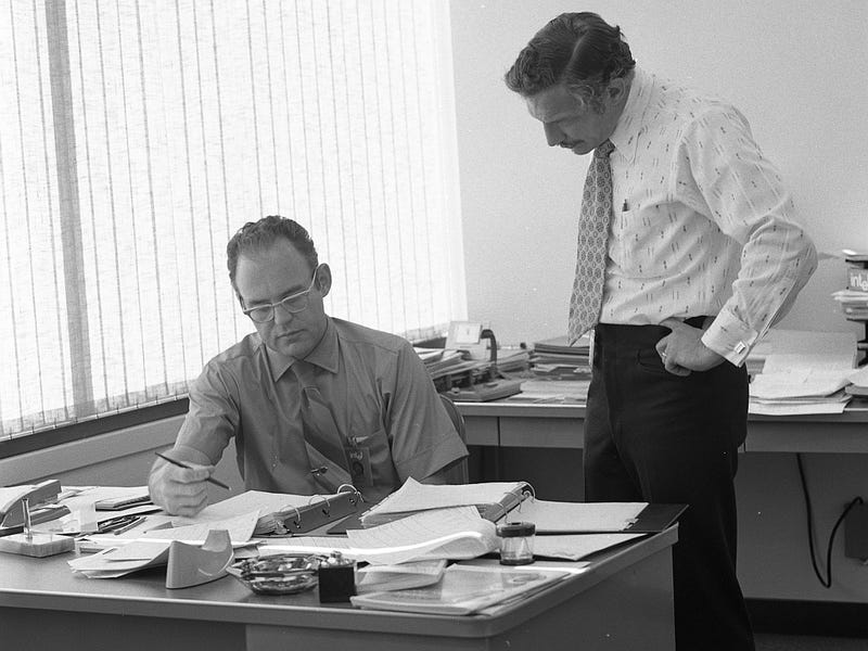 File:Gordon Moore with Robert Noyce at Intel in 1970.png