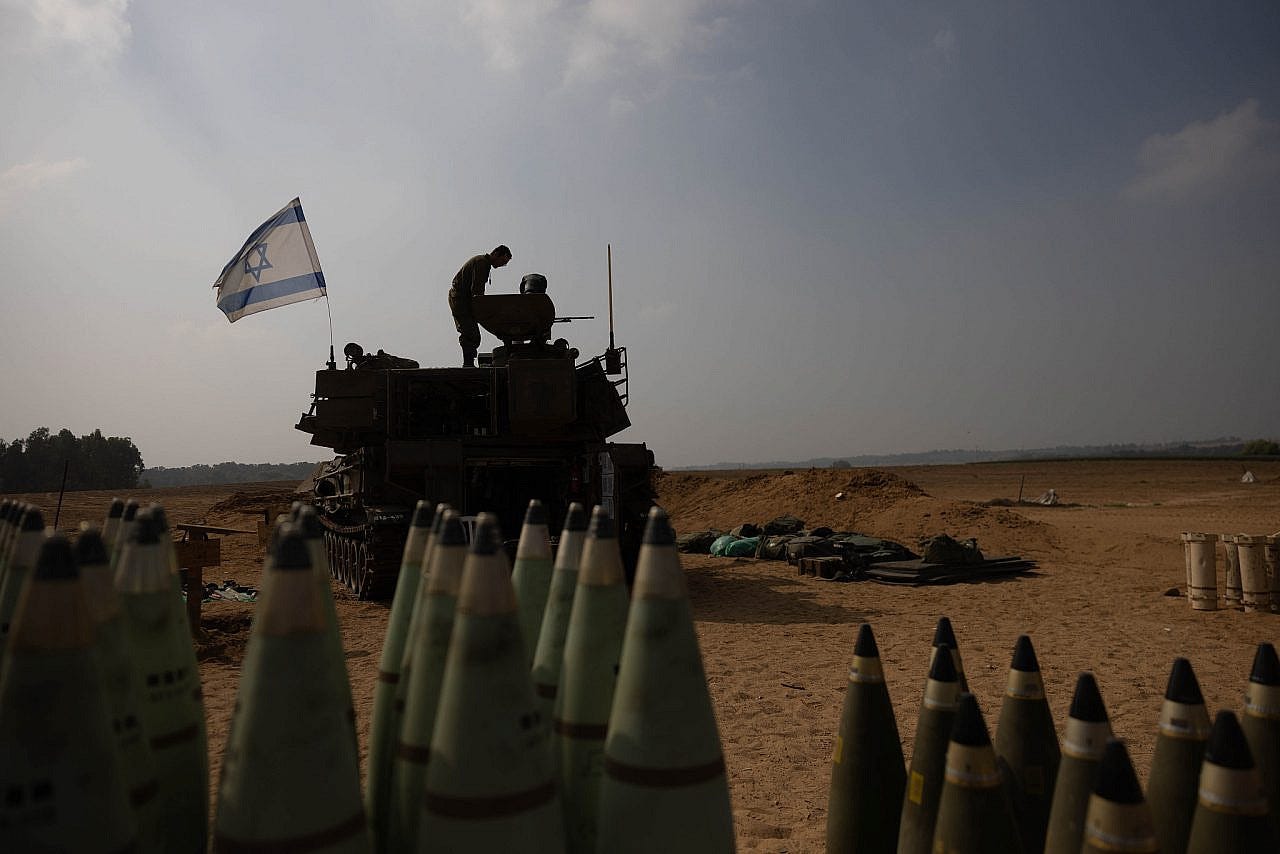Israeli artillery stationed near the Gaza fence, southern Israel, November 2, 2023. (Chaim Goldberg/Flash90)