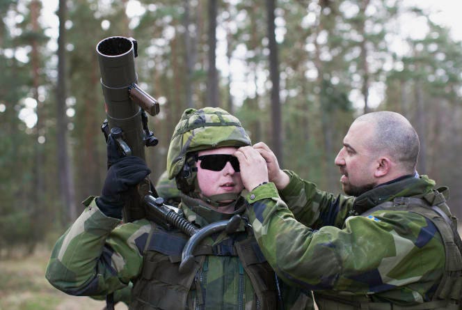 Entraînement militaire de la Hemvärnet, volontaires de la garde civile, à Rinkaby (Suède), le 2  avril  2022.