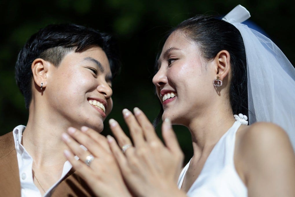 Lesbisch stel Juntagon Seneewong Na Ayutthaya, 29, en Kamontip Aurareemaitrichit, 29, wonen een LGBTQ+ Pride-parade bij om te vieren dat Thailand de wet voor het homohuwelijk heeft aangenomen, in Bangkok, Thailand, 30 juni. Foto: Reuters