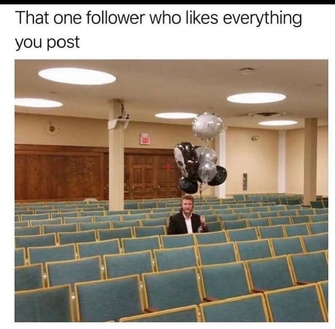 V prázdném hledišti sedí jediný divák s pouťovými balónky. Nápis říká: Ten jediný follower, který lajkuje každý váš příspěvek. (meme)