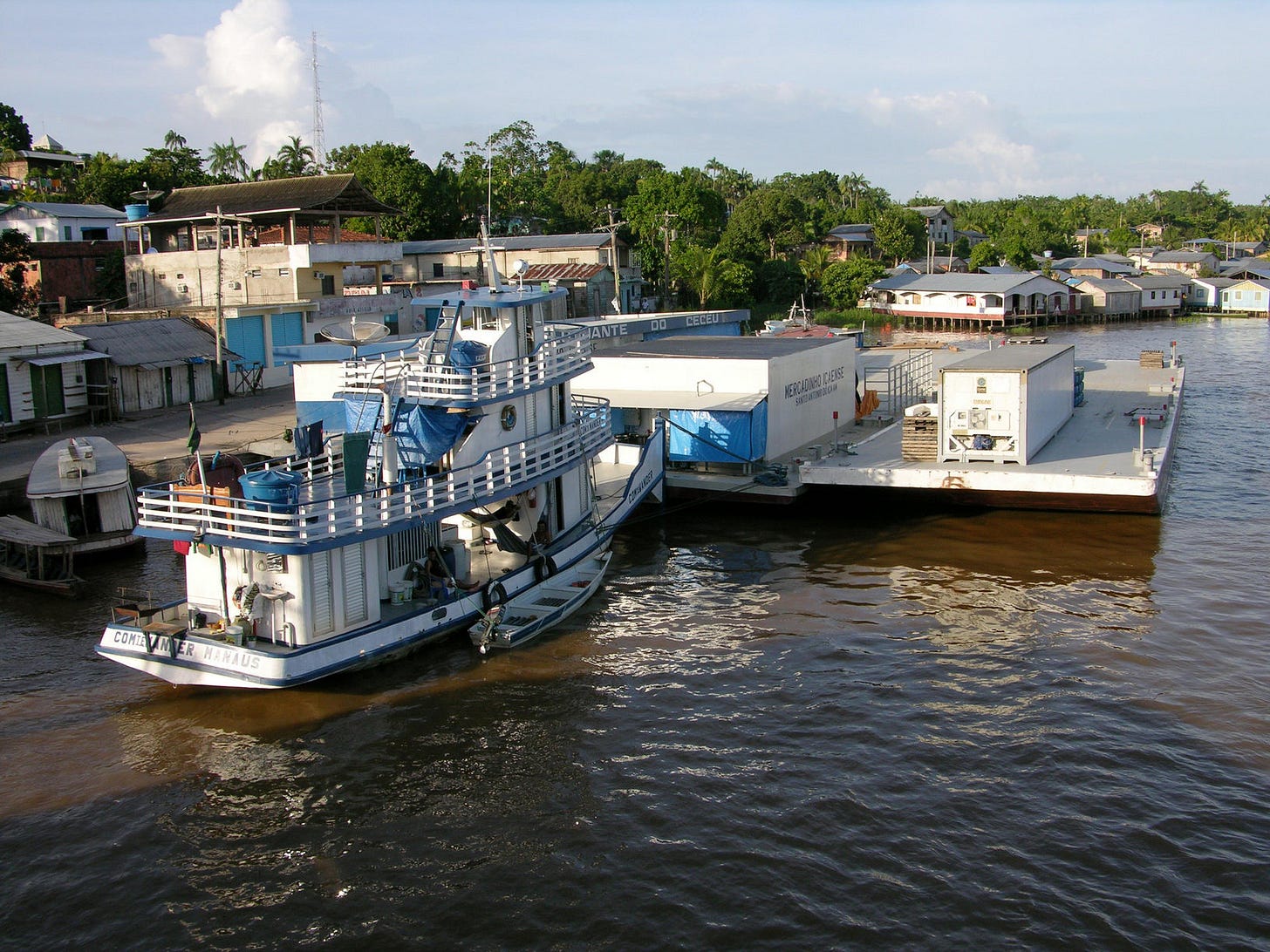 O porto de Santo Antônio do Iça, no Amazonas. Rio serve como via de escoamento para o tráfico de drogas (foto: Wikimedia Commons)