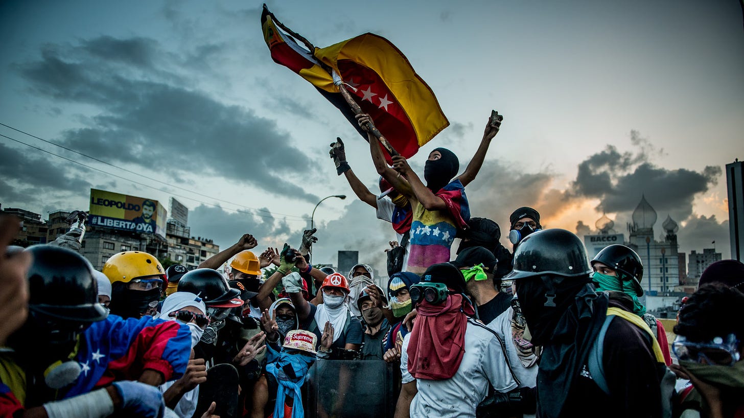The Battle for Venezuela, Through a Lens, Helmet and Gas Mask - The New  York Times