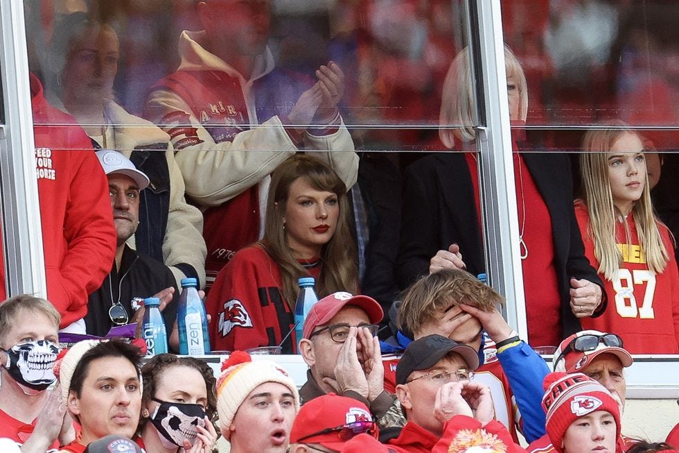 Taylor Swift and Travis Kelce Leave Chiefs Game Holding Hands After Loss