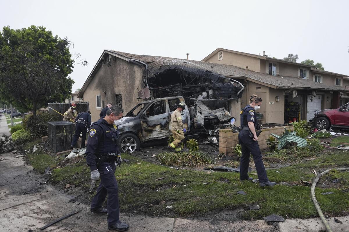 San Diego plane crash sparks fires, creates 'gigantic debris field' - Los Angeles Times San Diego plane crash sparks fires, creates 'gigantic debris field' - Los Angeles Times