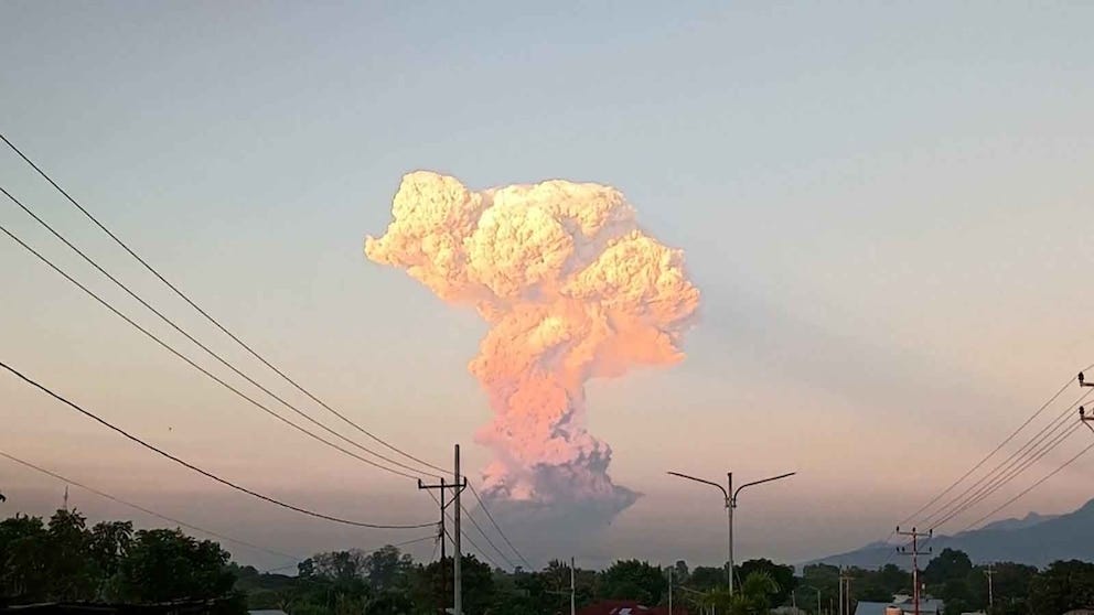 Video shows Indonesia's Mount Lewotobi Laki Laki volcano erupting